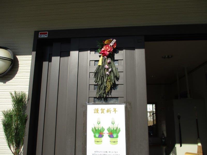 12/28新年の準備_扉の横には松飾も。
