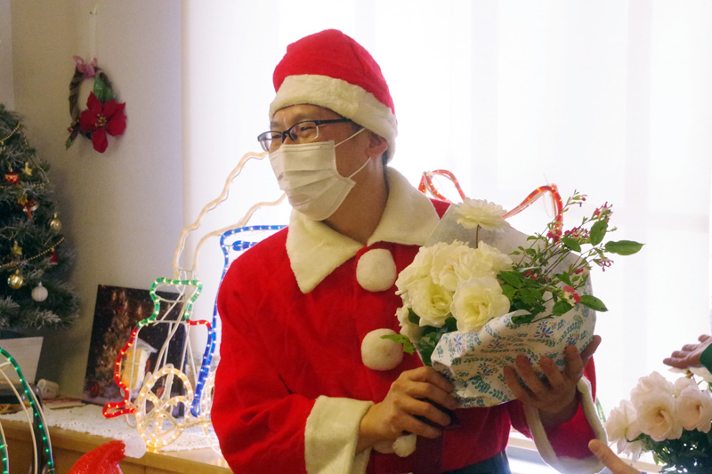 12/20クリスマス演奏会_ラキラさんに花束のプレゼント！
