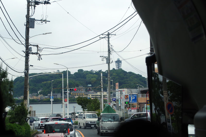 5/20バスハイク_バスから江の島が見えてきました