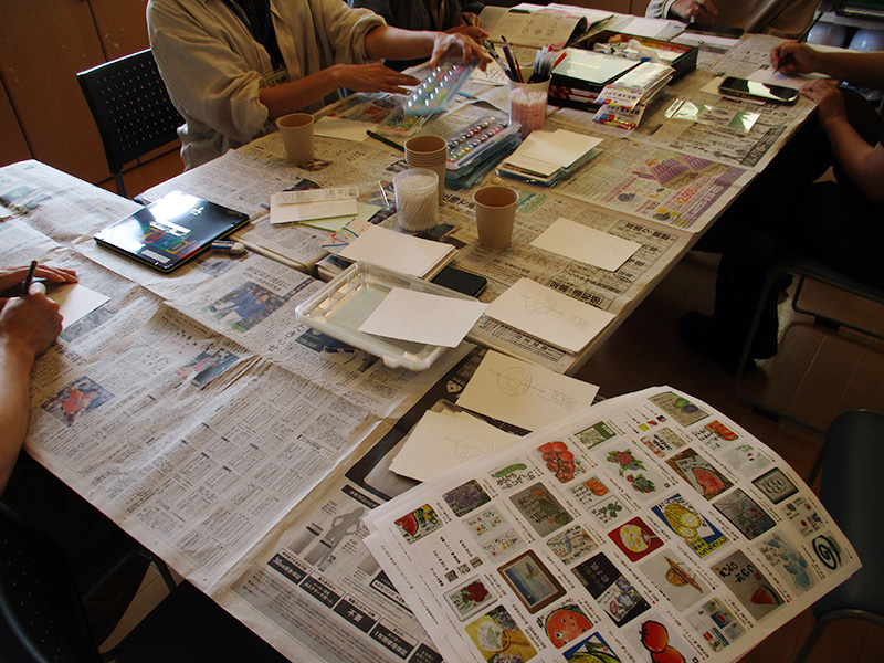 8/6ゆるっと夏トーク_みんなで絵手紙を作っている様子