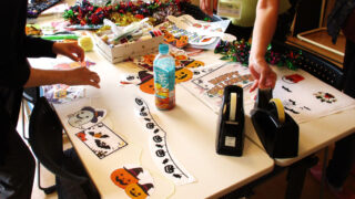 10/8ハロウィン飾りつけ_飾りを作っている様子